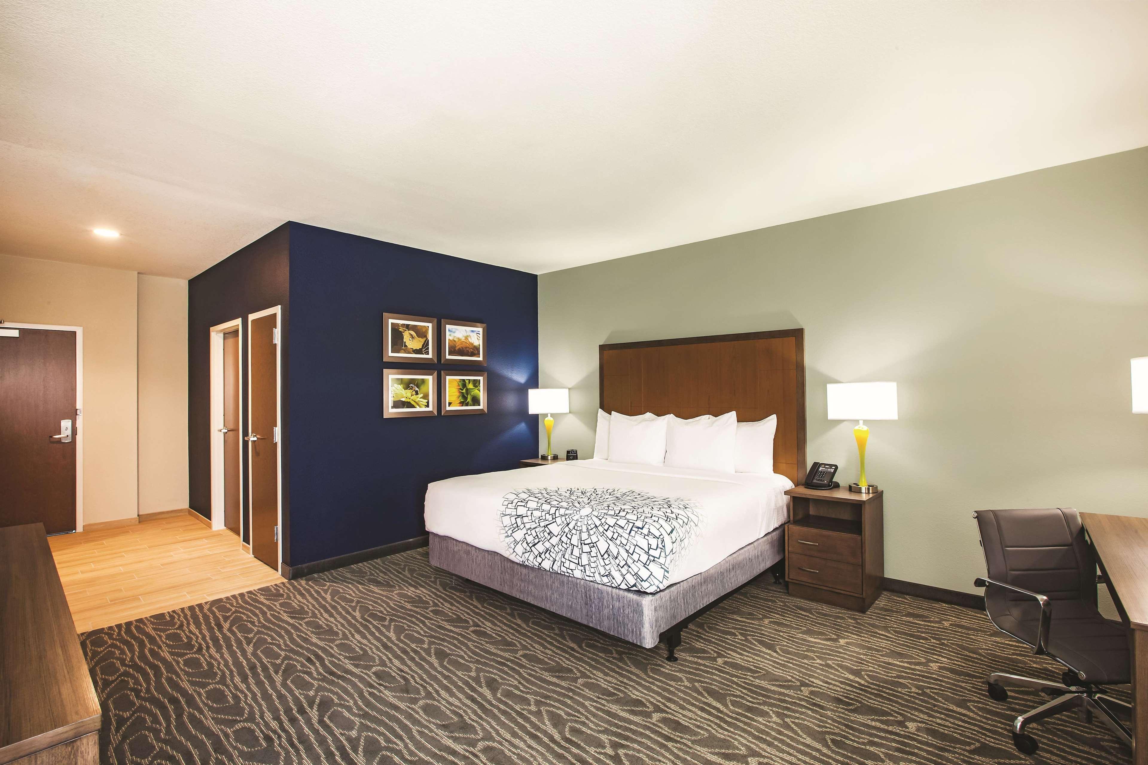 Hotel La Quinta By Wyndham Wichita Northeast Extérieur photo